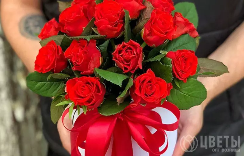 Букет 19 красных роз в шляпной коробке №1