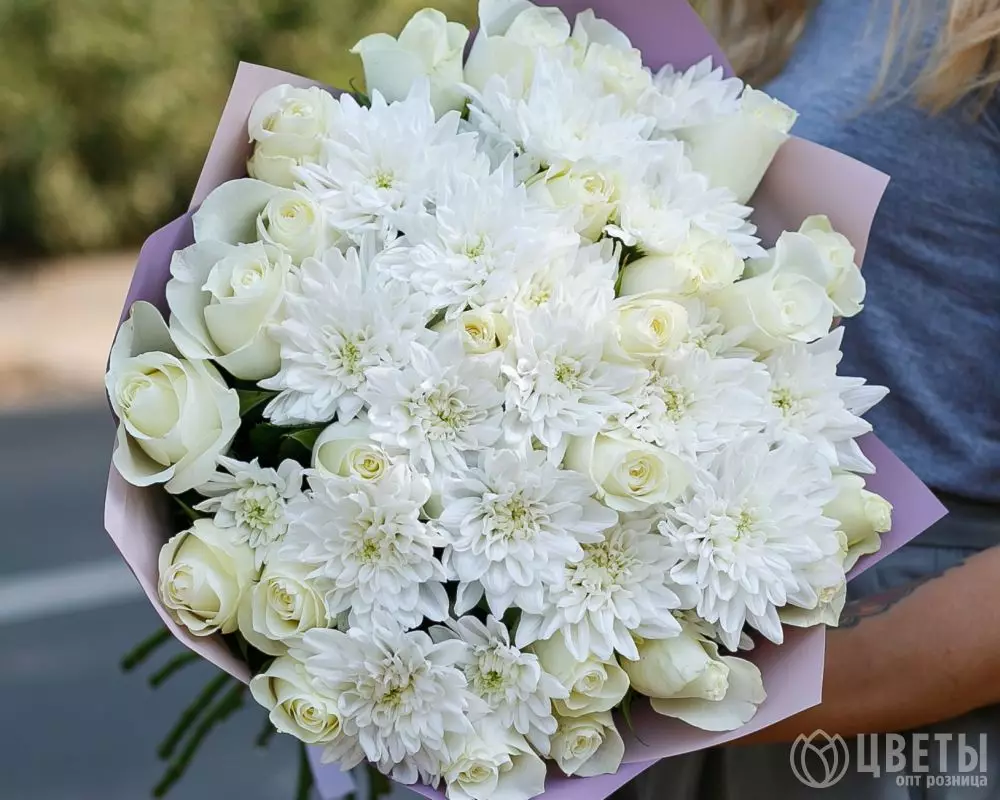 Букет из белых роз и кустовых хризантем №1