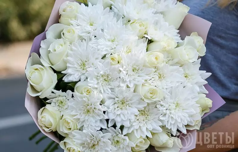 Букет из белых роз и кустовых хризантем №1
