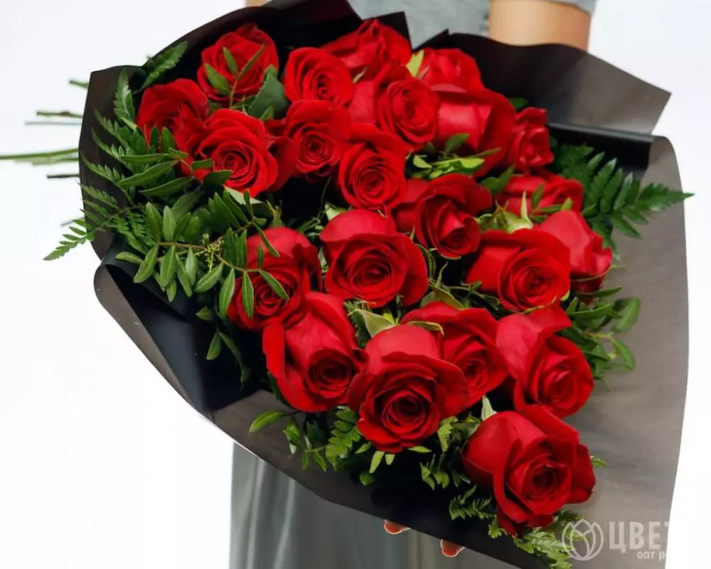 Траурный букет из 22 красных роз 60 см (Эквадор) с зеленью №3