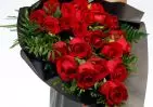 Траурный букет из 22 красных роз 60 см (Эквадор) с зеленью small №3