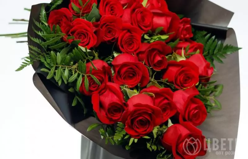 Траурный букет из 22 красных роз 60 см (Эквадор) №3