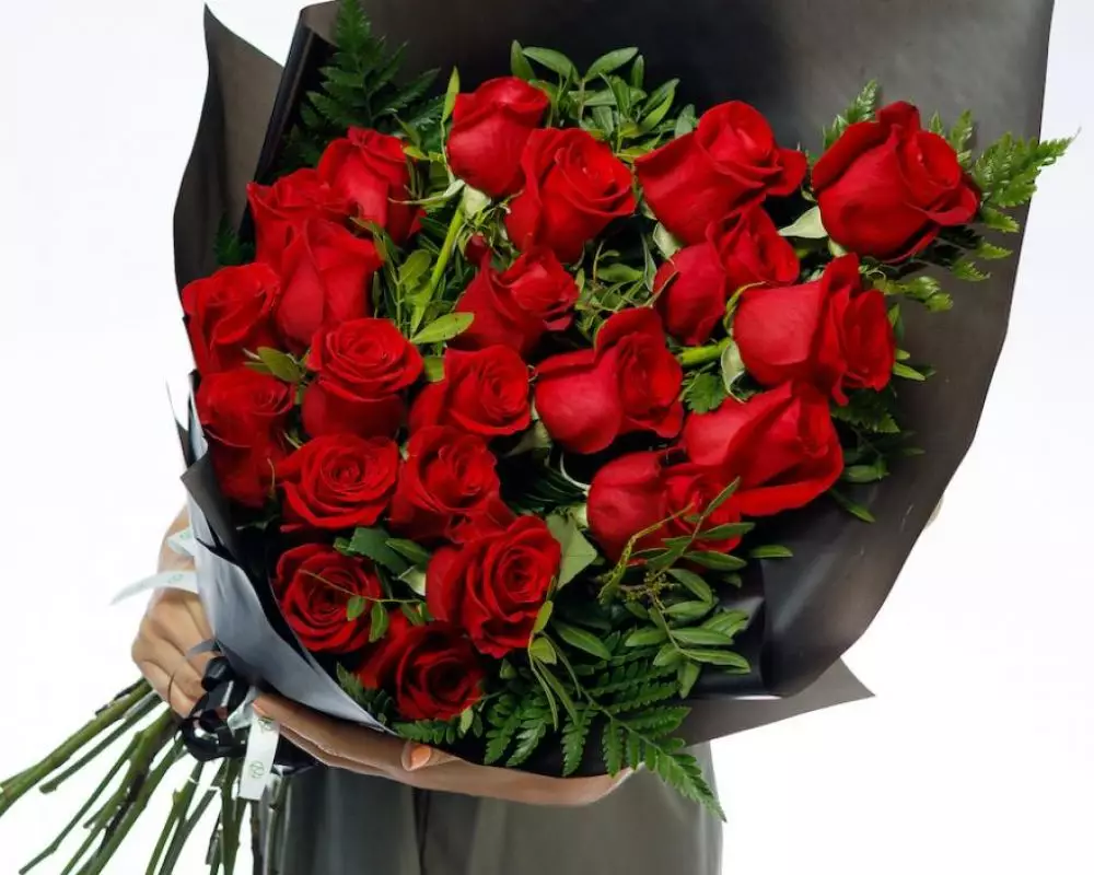 Траурный букет из 22 красных роз 60 см (Эквадор) с зеленью №1