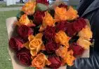 25 красных и оранжевых роз Кения 35-40 см в упаковке small №3