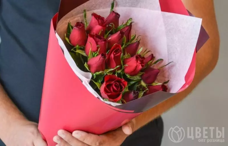 15 красных роз Кении в упаковке №3