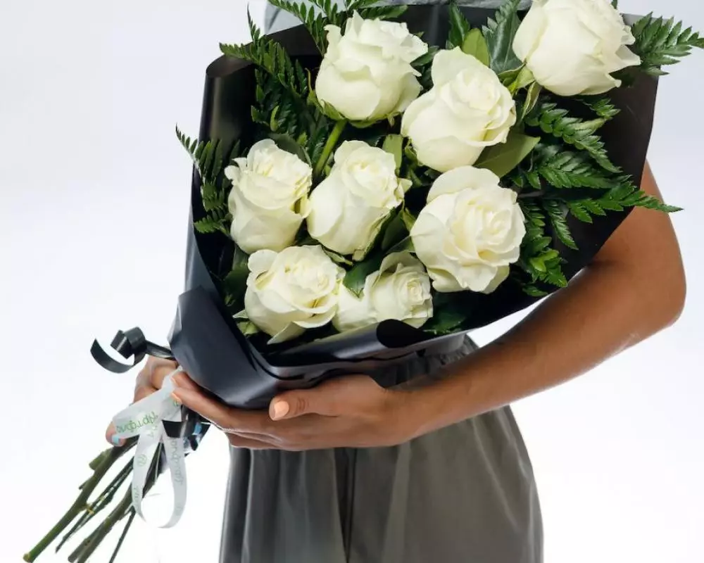 Траурный букет из 8 белых роз 60 см (Эквадор) №3