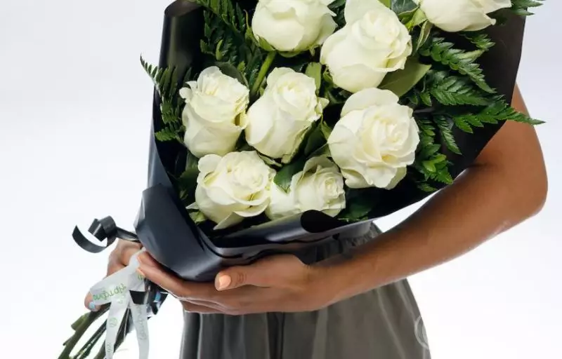Траурный букет из 8 белых роз 60 см (Эквадор) №3