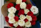 25 белых и красных роз Эквадор 70 см в упаковке small №2