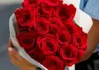 15 красных роз Эквадор 60 см в упаковке small №2